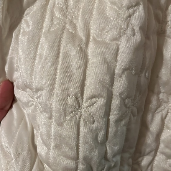 Womens size medium white quilted feel robe approx 63” from shoulder to bottom - Picture 5 of 7